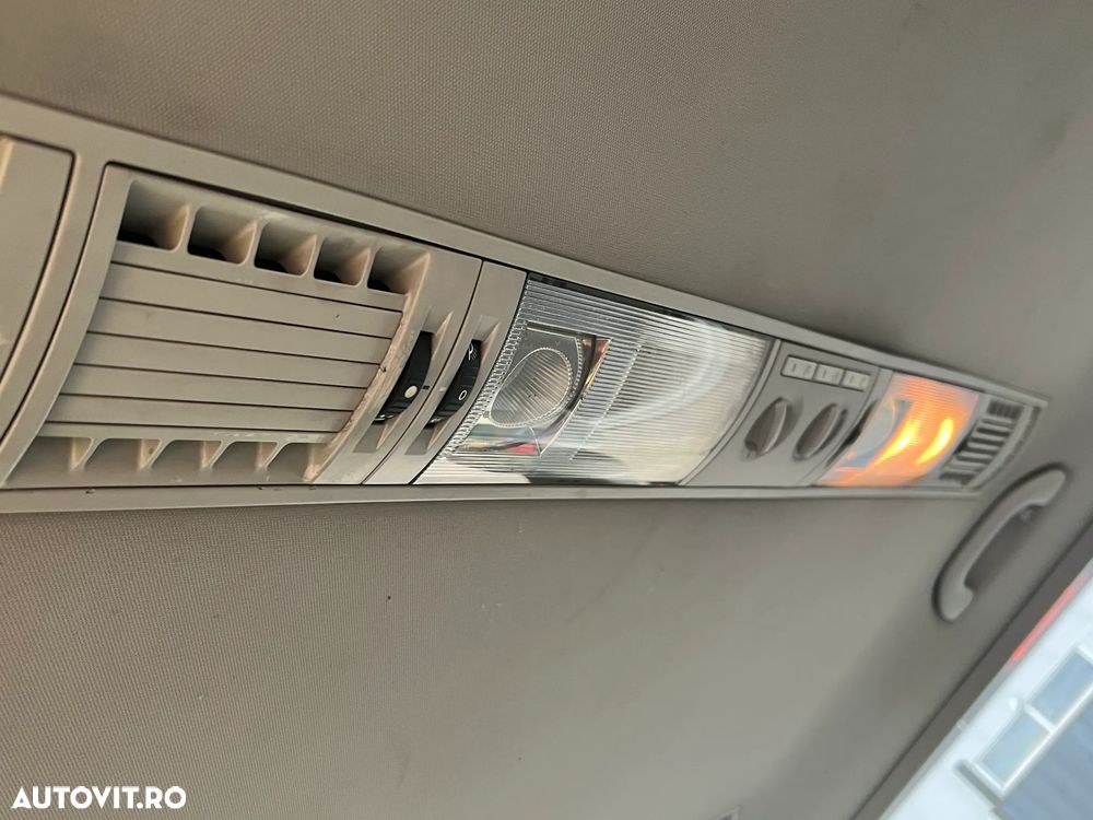 Volkswagen Caravelle - 8