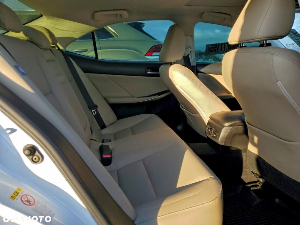 Lexus IS 200t / 300 Prestige - 26