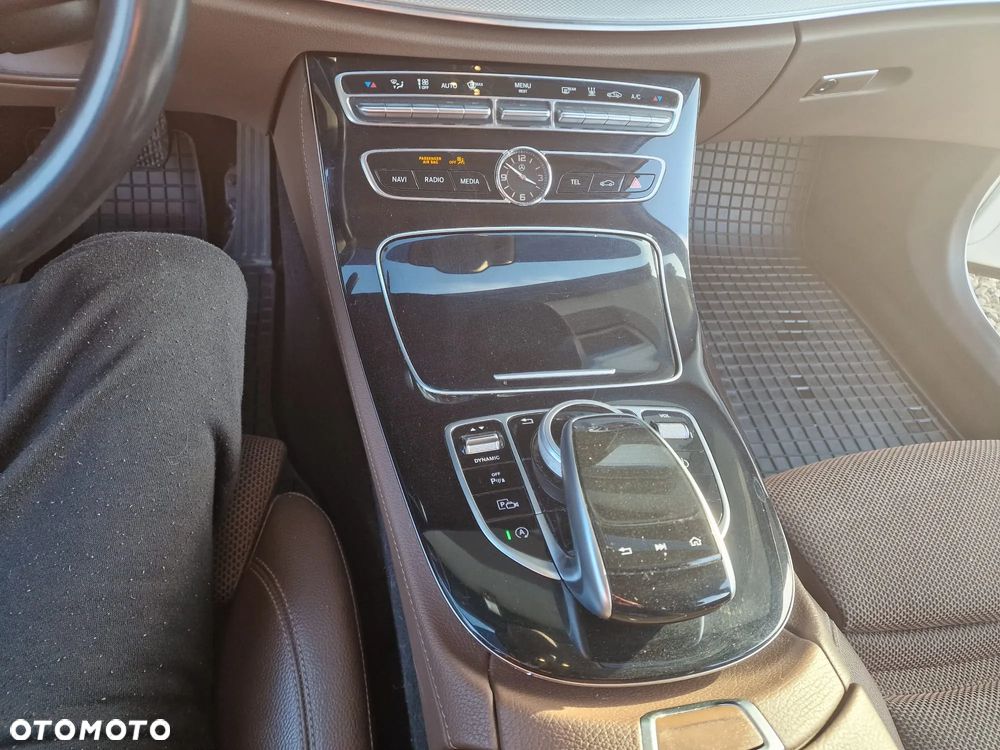 Mercedes-Benz Klasa E 220 d 4-Matic 9G-TRONIC - 8