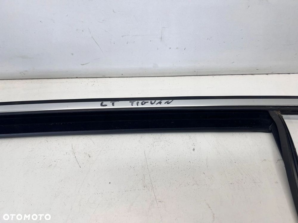 USZCZELKA RAMKA DRZWI LEWY TYŁ VW TIGUAN 5N0839431 CHROM - 3