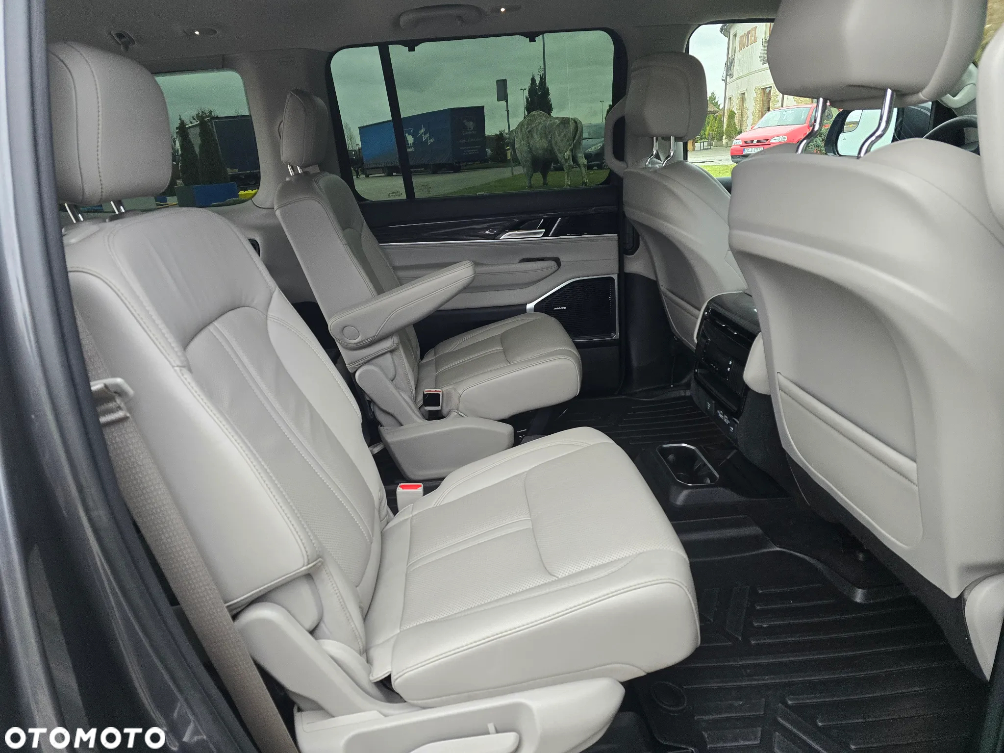 Jeep Wagoneer - 24
