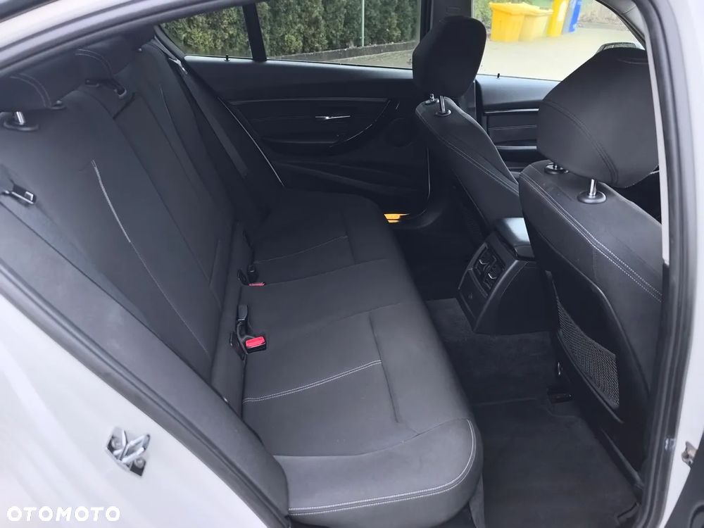 BMW Seria 3 318d DPF Edition Sport - 16