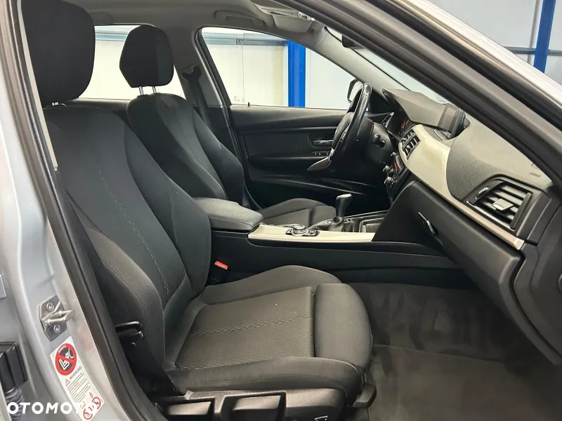 BMW Seria 3 318d - 23