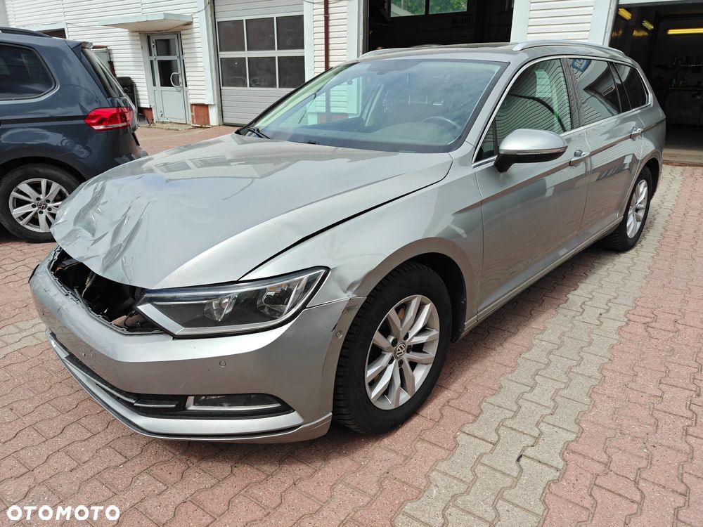 Volkswagen Passat - 1