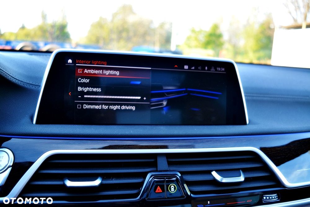 BMW Seria 7 750Li xDrive - 38