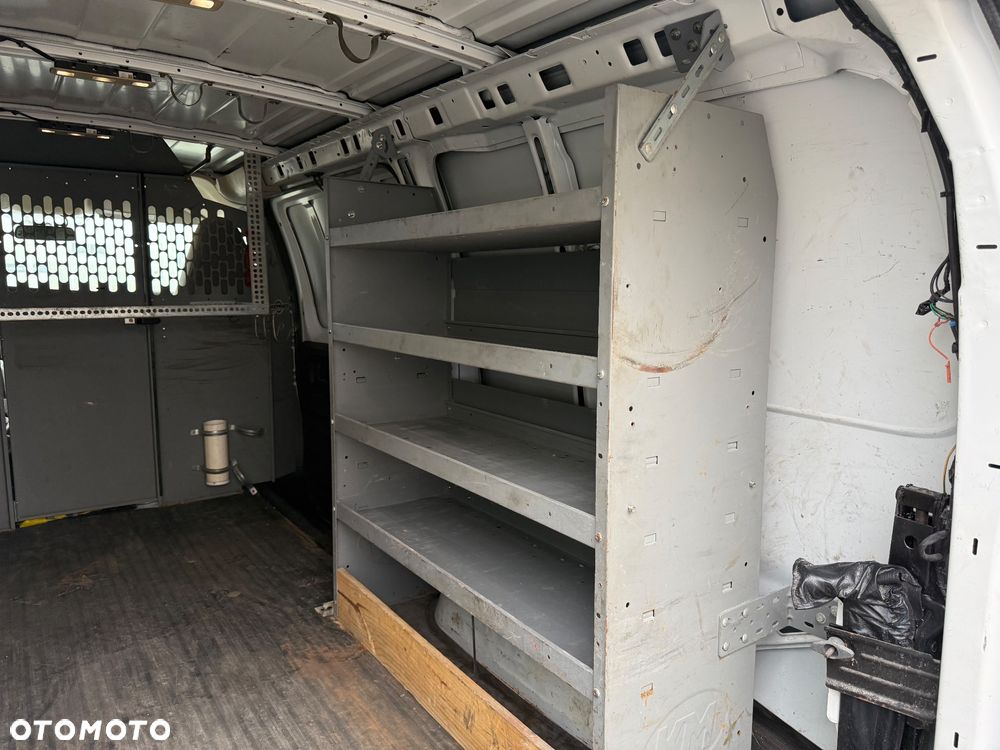 Chevrolet Express - 8