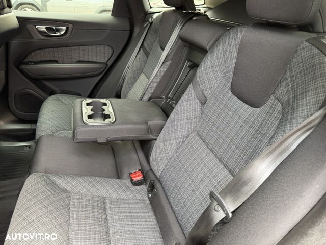 Volvo XC 60 B4 MHEV AT8 FWD Momentum Pro - 8
