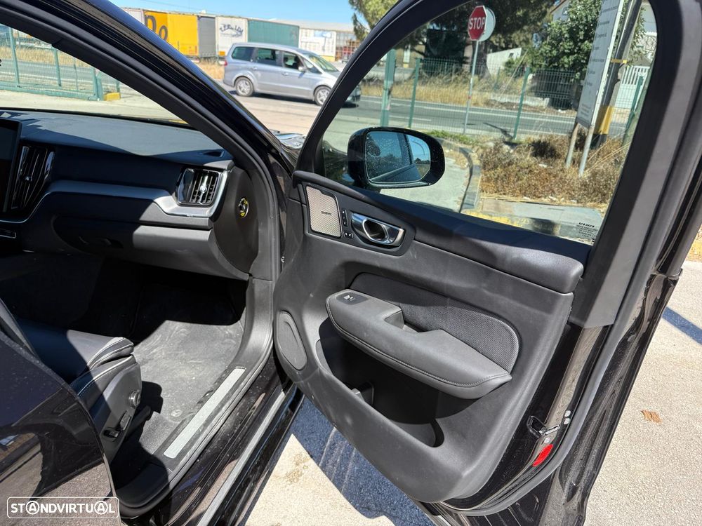 Volvo XC 60 2.0 T6 PHEV Black Edition - 10