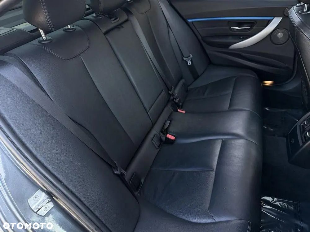 BMW Seria 3 330i xDrive Edition M Sport Shadow - 11