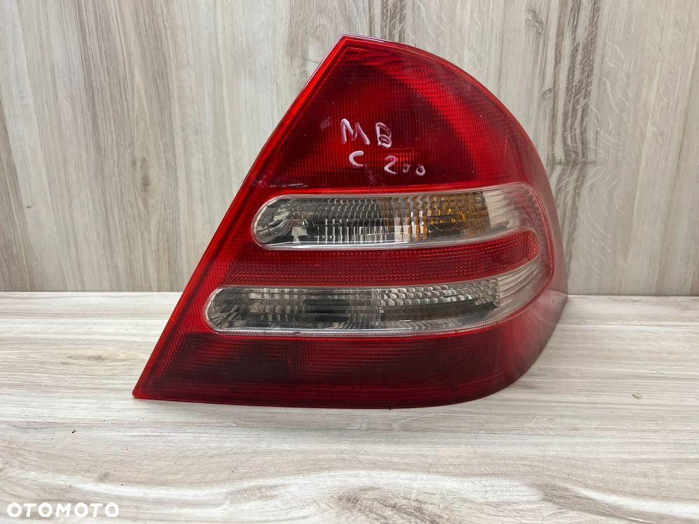 LAMPA TYLNA PRAWA MERCEDES W203 FL LIFT - 1