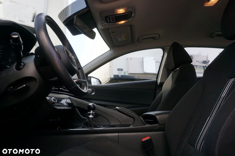 Hyundai Elantra - 16