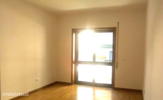 Apartamento T2 com varanda e garagem em Viseu - Grande imagem: 5/11