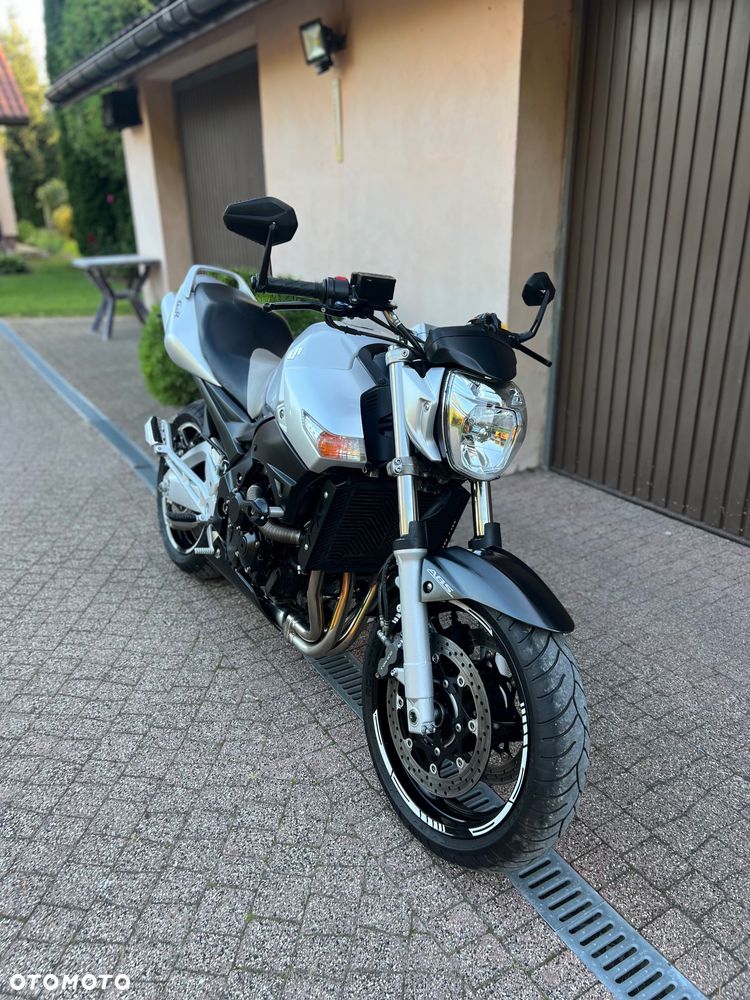 Suzuki GSR - 9