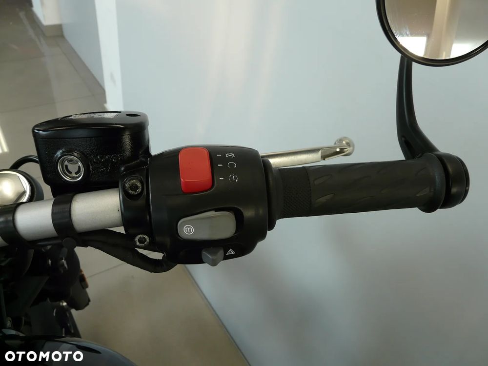 Triumph Bonneville Bobber - 14