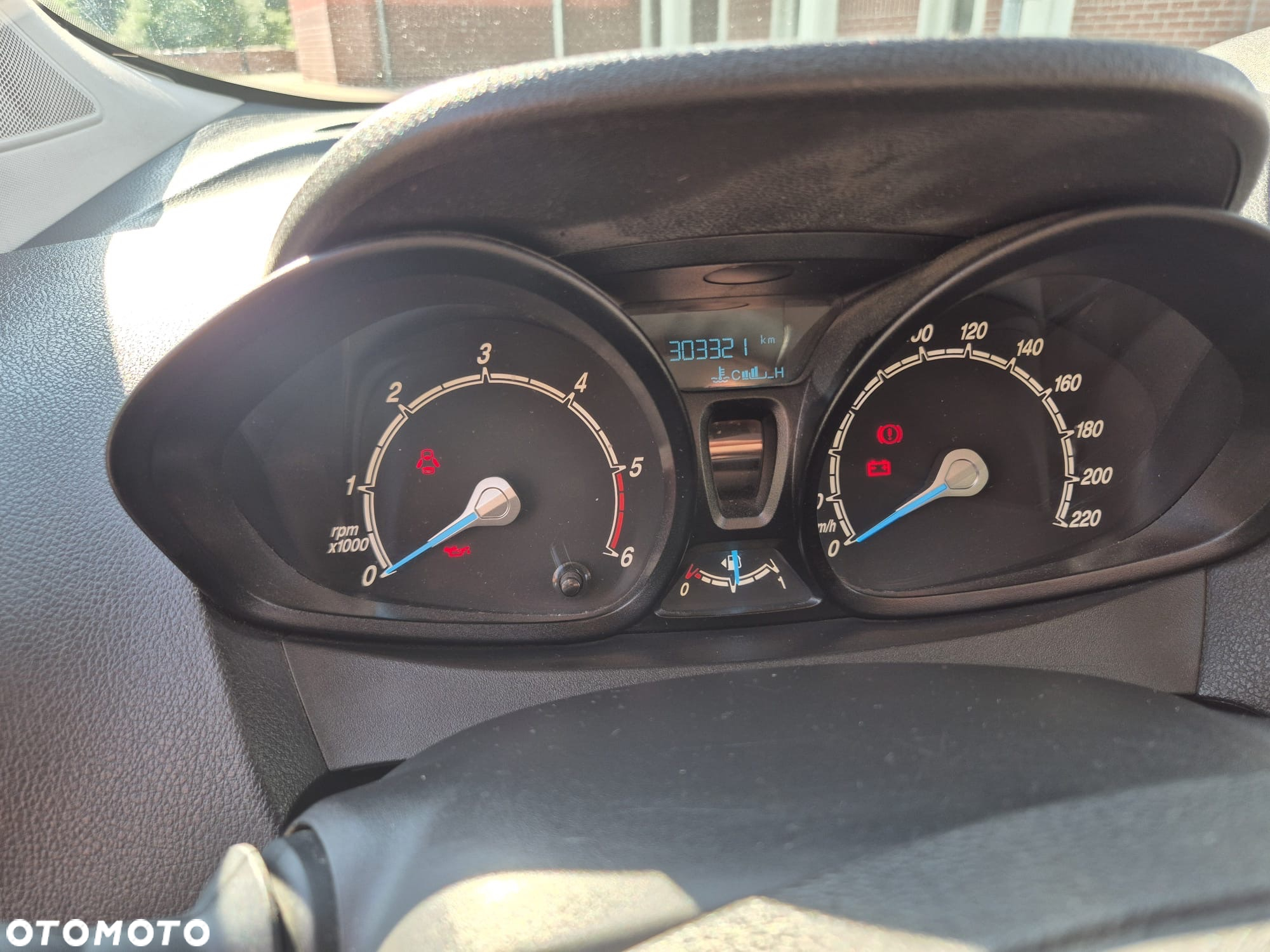 Ford Transit Courier - 10
