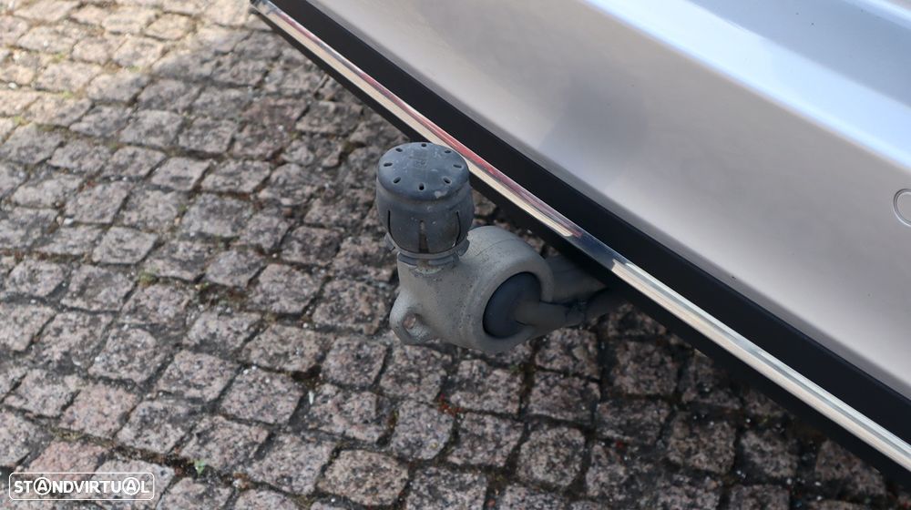 Mercedes-Benz E 250 BlueTEC Avantgarde Auto. - 51