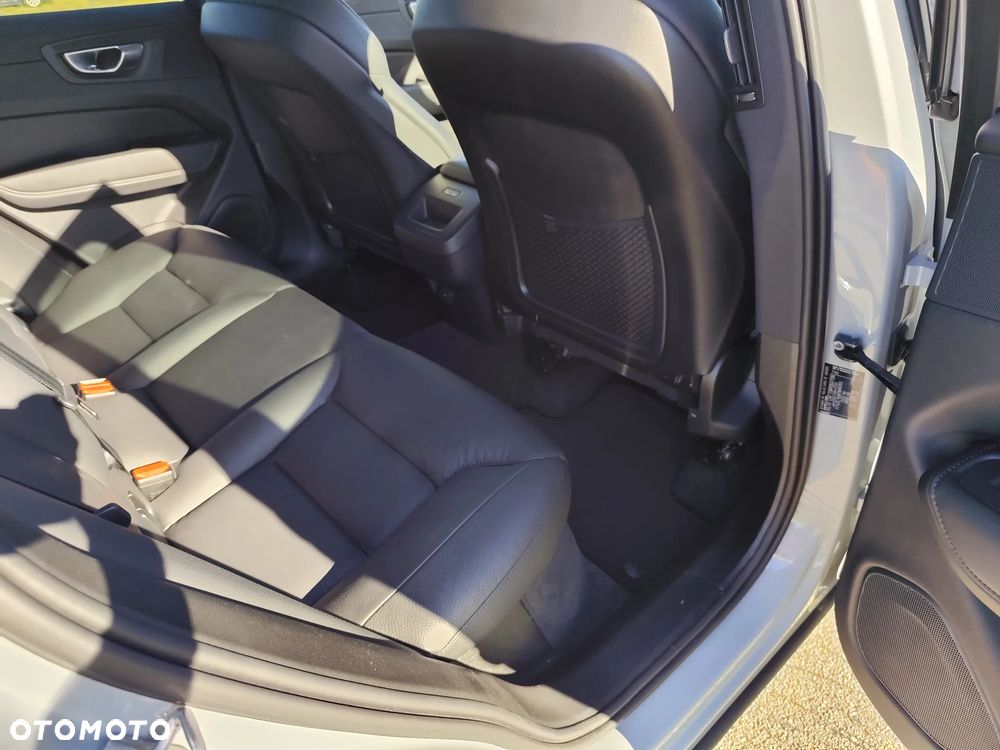 Volvo XC 60 B5 B AWD Essential - 23