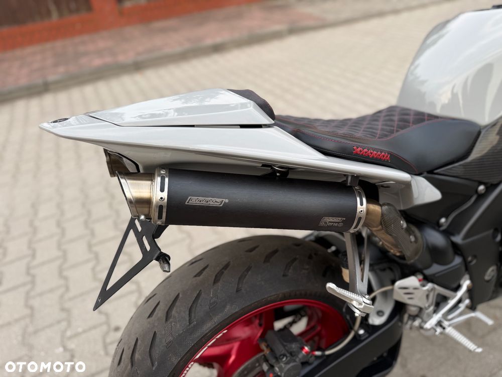 Yamaha R1 - 11