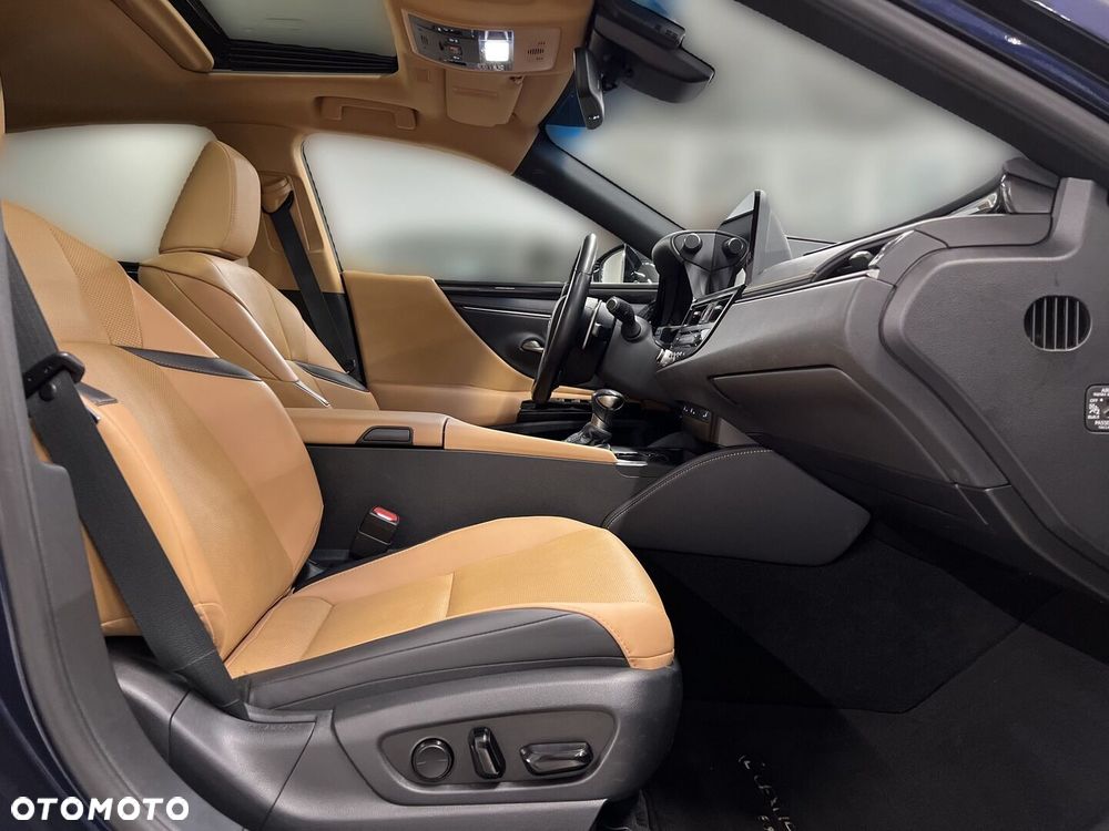 Lexus ES 300h Business Edition - 11