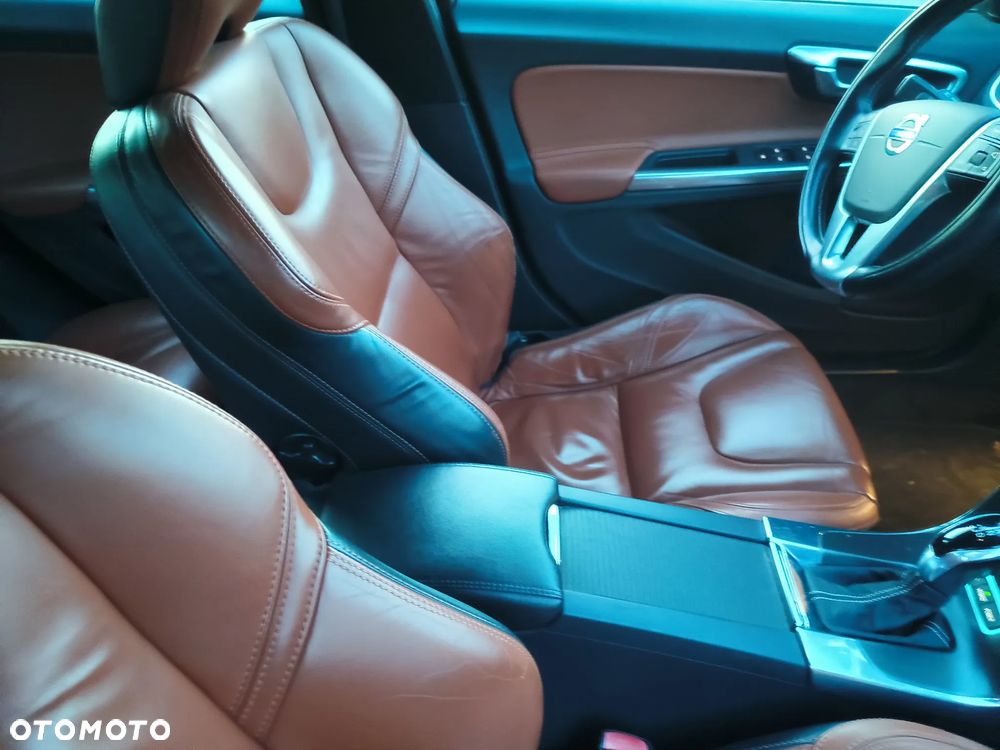 Volvo V60 D6 AWD Plug-in Hybrid R-Design Momentum - 9