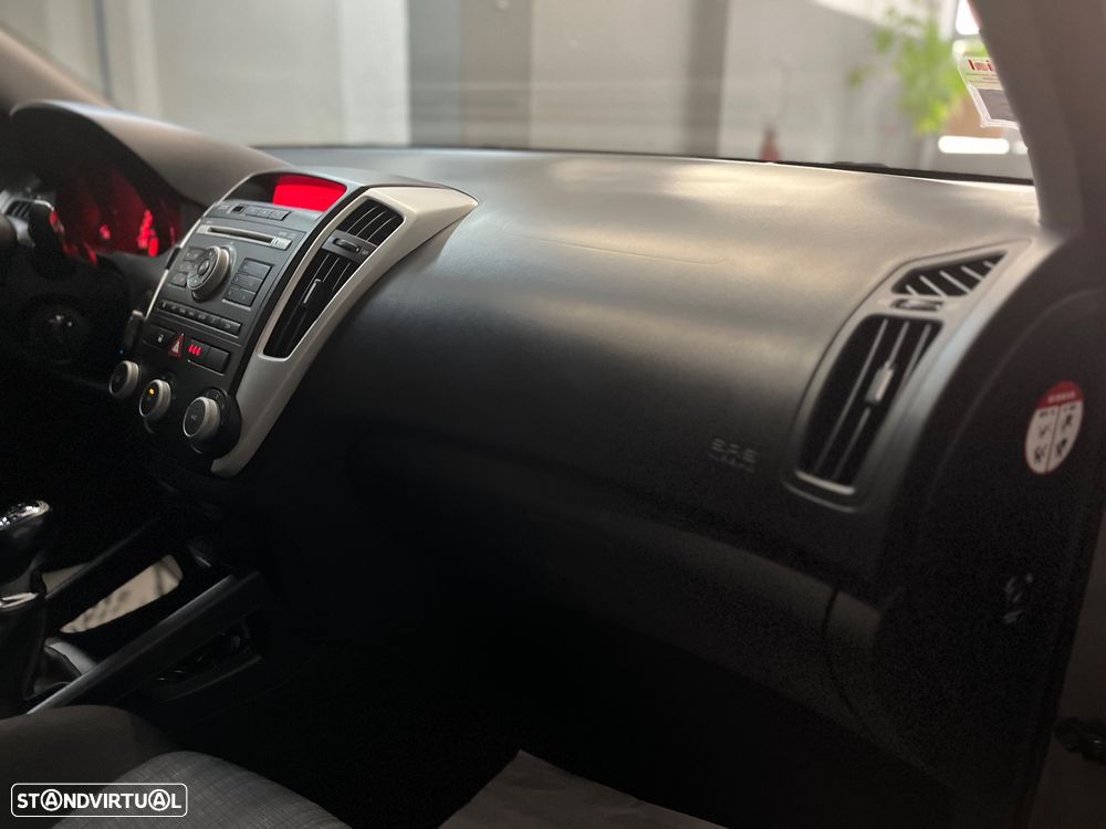 Kia Ceed SW 1.6 CRDi EX ISG - 41