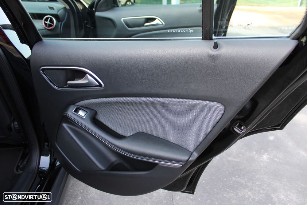 Mercedes-Benz GLA 180 d 7G-DCT Urban - 48