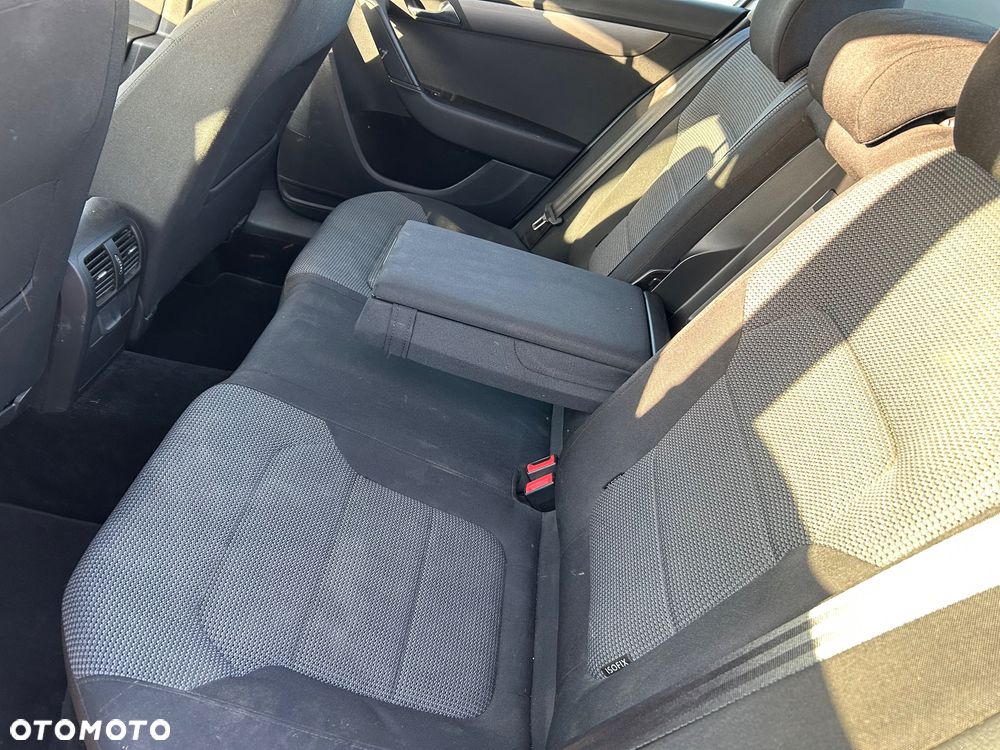 Volkswagen Passat - 31