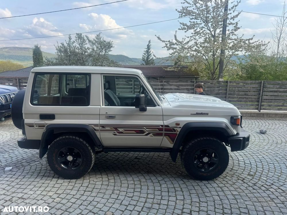 Toyota LANDCRUISER - 3