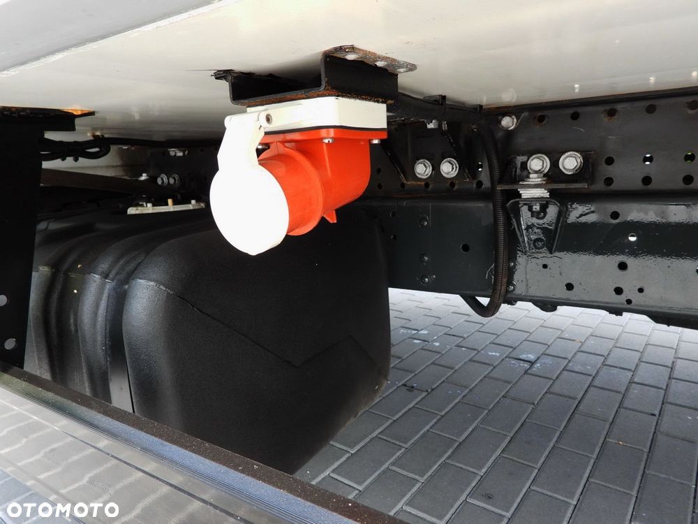 Iveco DAILY 70C17 CHŁODNIA 1*C WINDA 9 PALET ZASILANIE 230V TEMPOMAT KLIMATYZACJA PNEUMATYKA AUTOMAT HI-MATIC BLIŹNIACZE KOŁA  170KM - 27