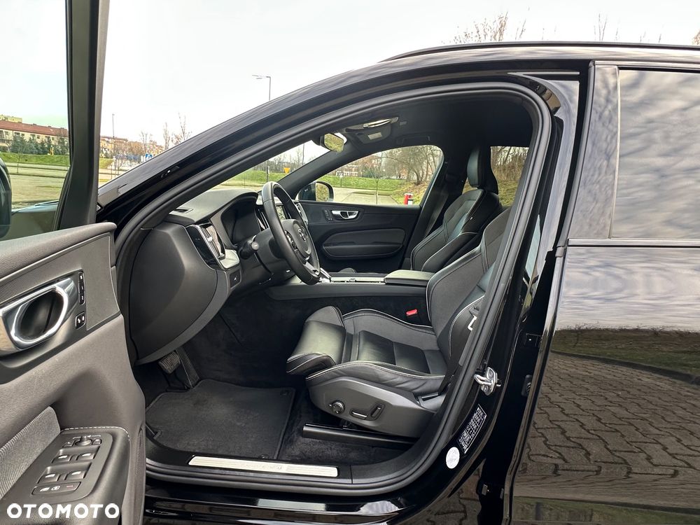 Volvo XC 60 B4 B Plus Dark - 32