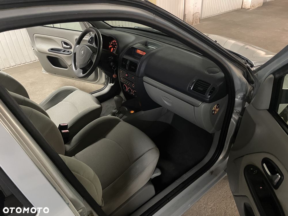 Renault Clio 1.4 16V Privilege - 13