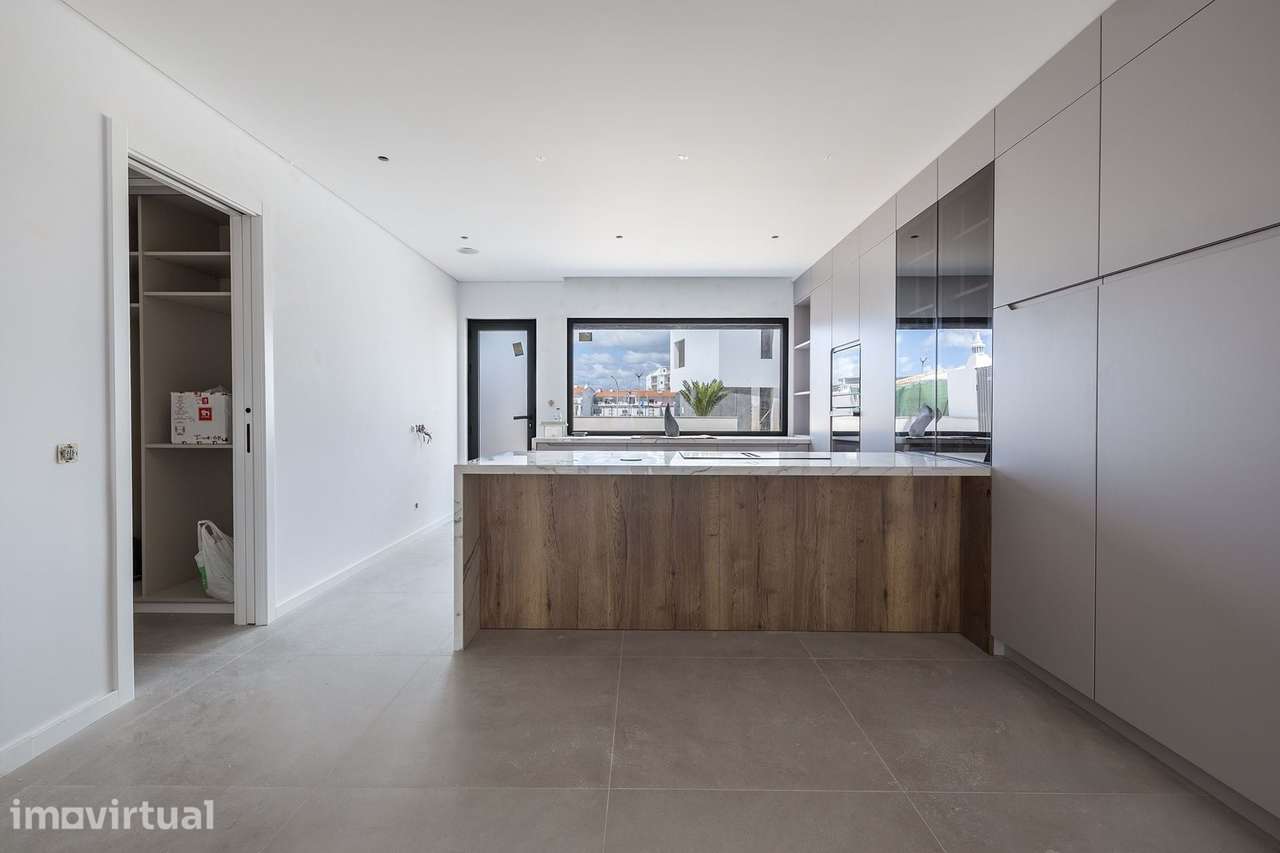 MORADIA T4 CONTEMPORÂNEA COM PISCINA E ROOFTOP EM LAGOS - Grande imagem: 4/36