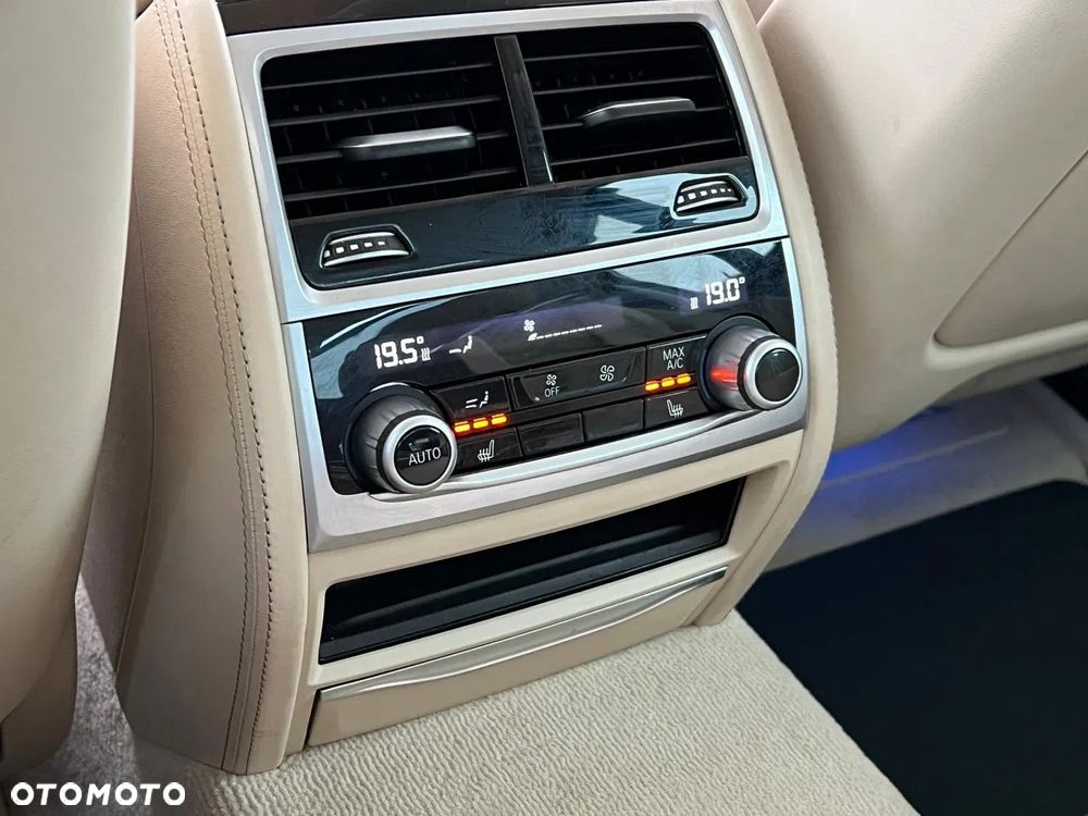 BMW Seria 7 750i xDrive - 38