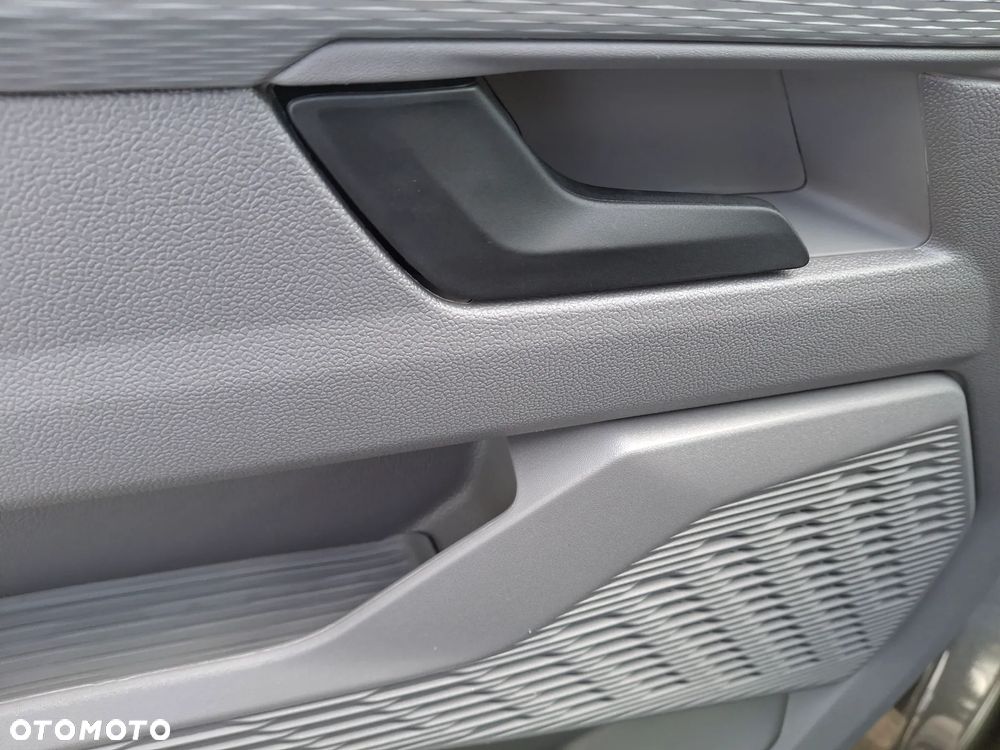 Volkswagen Caravelle - 11
