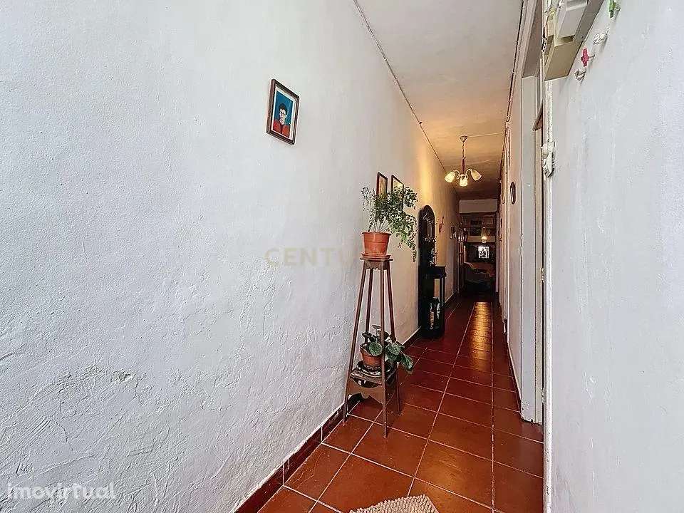 Invista no Centro de Ponta Delgada – Moradia com Enorme Potencial - Grande imagem: 2/26