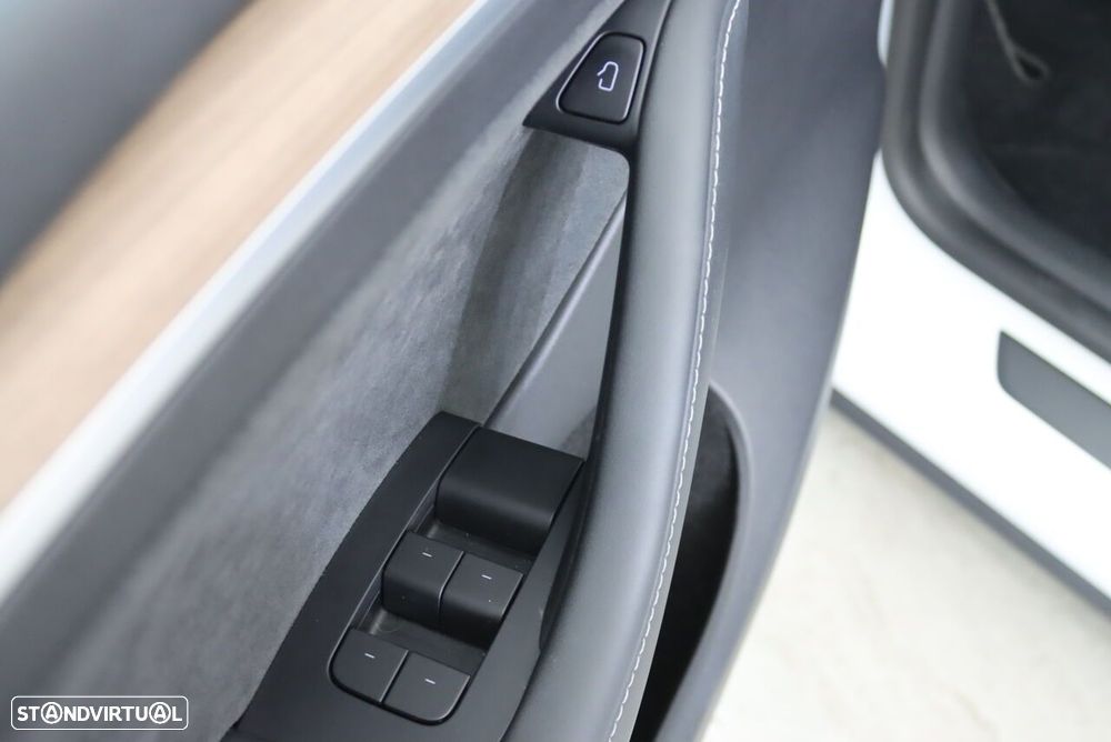 Tesla Model Y Long Range Tração Integral - 18