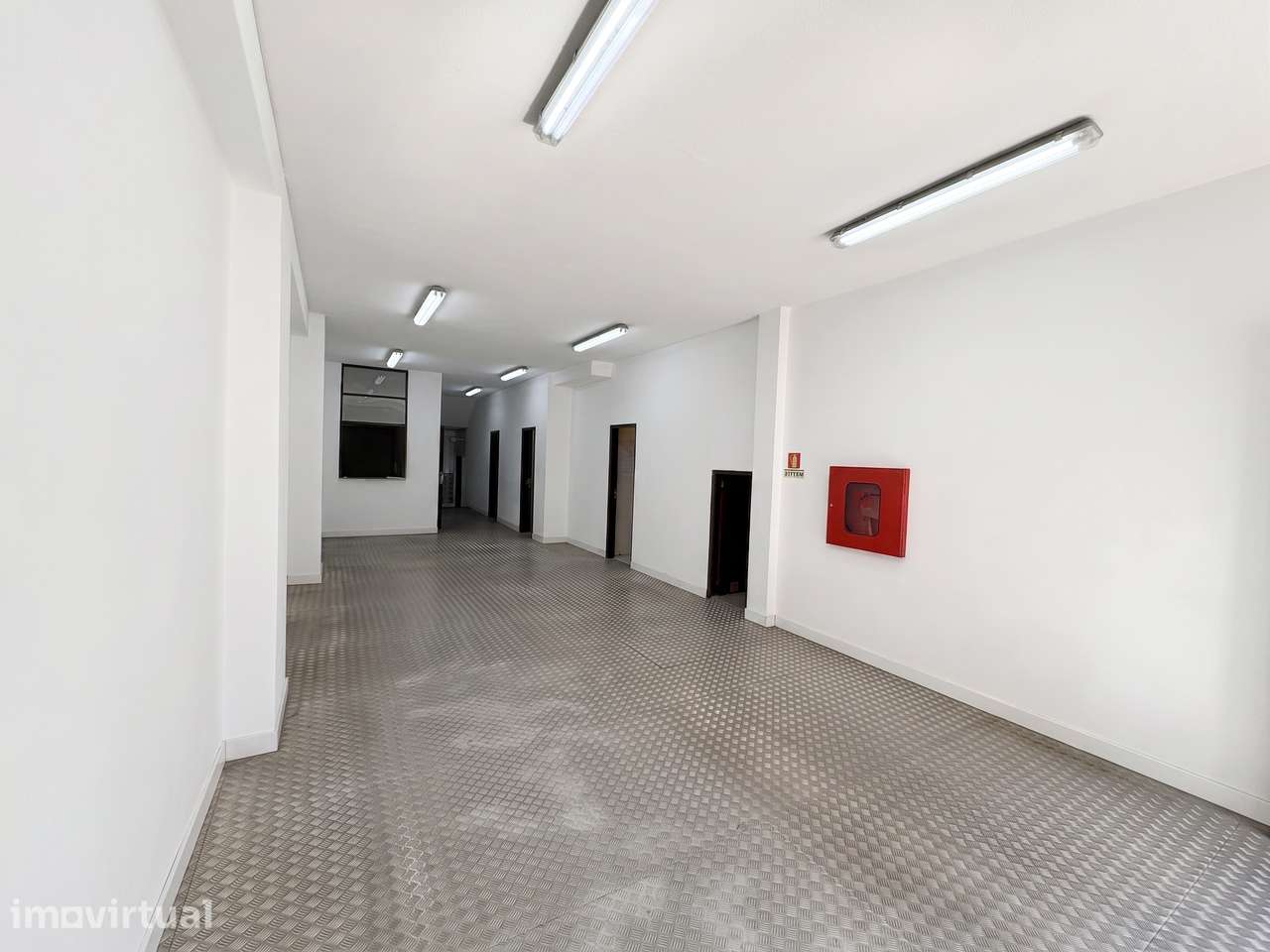 Loja comercial de 162 m2 com montra, no centro do Porto - Grande imagem: 3/11