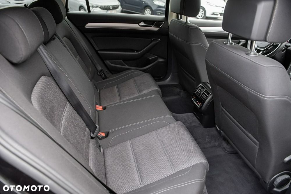 Volkswagen Passat - 33
