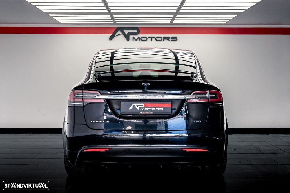 Tesla Model X - 11