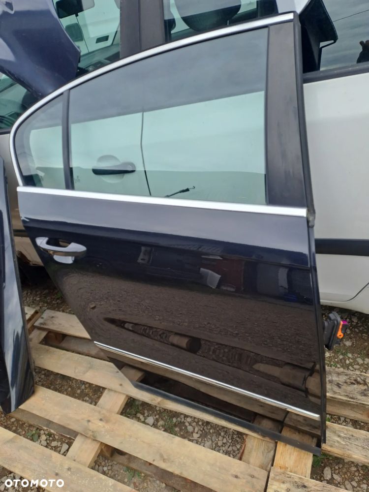 Volkswagen Passat B6 drzwi kompletne kod lakieru LC9X - 11