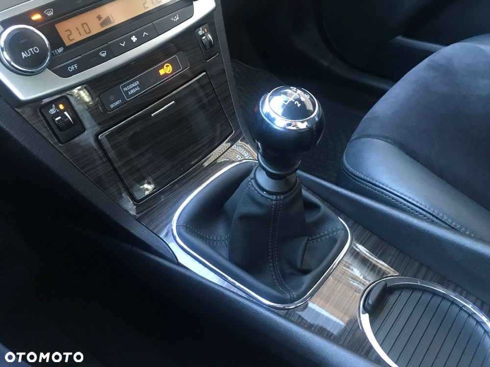 Toyota Avensis 1.8 Premium - 36