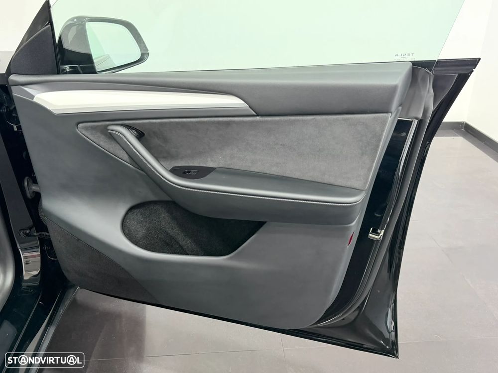 Tesla Model Y Performance Dual Motor AWD - 34