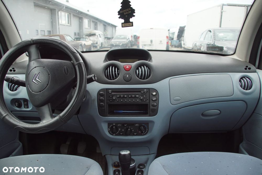 Auto na części - Citroen C3 I 1.4 73 KM KFV 20CQ09 EZR 2003R Silnik Skrzynia Drzwi Maska Błotnik Klapa Zderzak Lampa Lusterko Klamka Szyba Deska Kokpit Sterownik Moduł Czujnik Licznik Panel Wyświetlacz Kierownica - 16