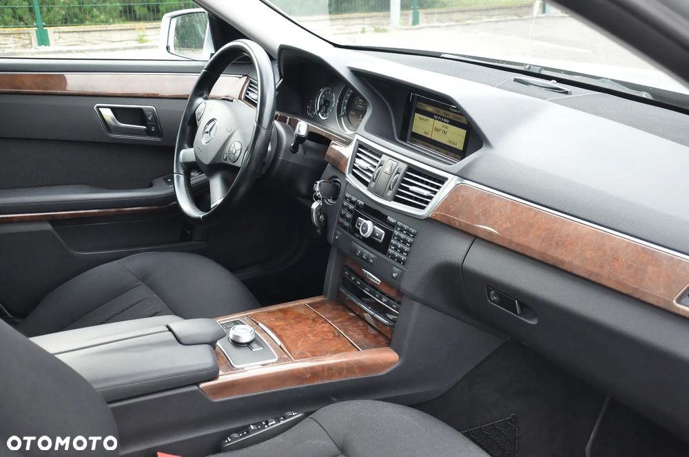 Mercedes-Benz Klasa E 250 CGI BlueEFFICIENCY 7G-TRONIC Elegance - 26
