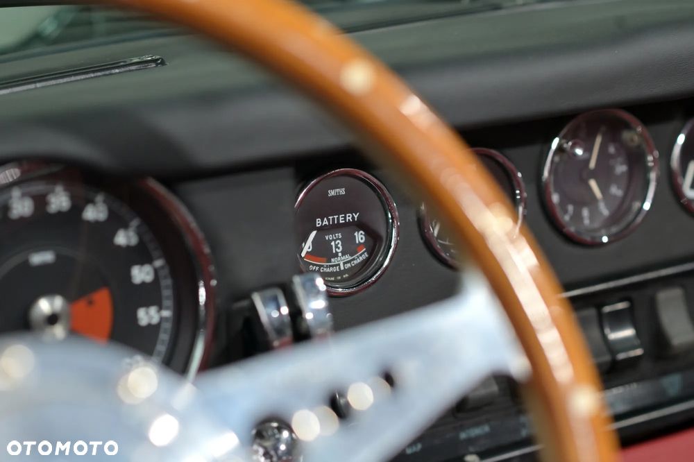 Jaguar E-Type - 16