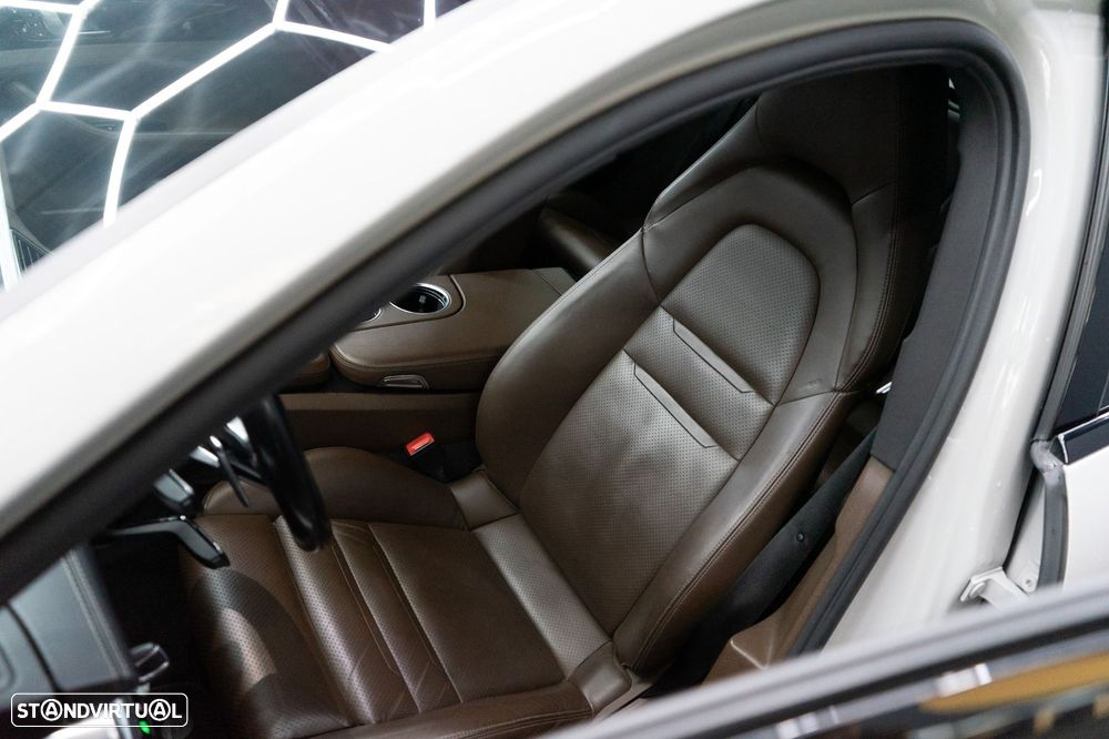 Porsche Panamera 4 E-Hybrid - 33