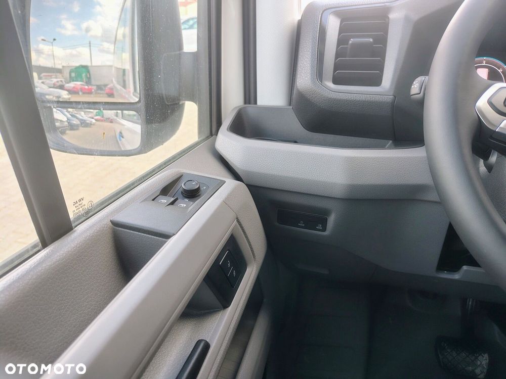Volkswagen Crafter Crafter 35 Furgon z wysokim dachem silnik: 2,0 l EURO VI SCR 163 KM / skrzynia biegów: Przedni napęd automatyczna 8-biegowa rozstaw osi: 4490 mm L5 - 13