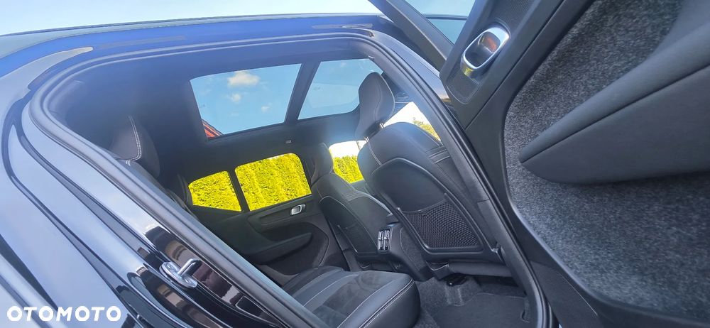 Volvo XC 40 B4 Plus Black Edition - 17