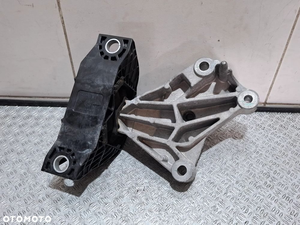 Łapa podpora silnika Renault Clio IV captur I 0,9 TCE nr 113752043R - 3