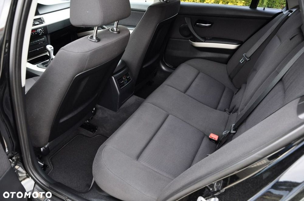 BMW Seria 3 325i Edition Exclusive - 23